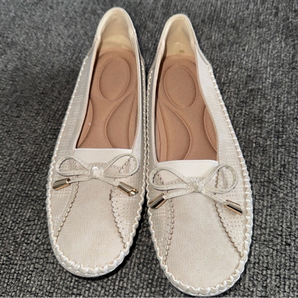 Elegant Cream/Tan Loafers for Women